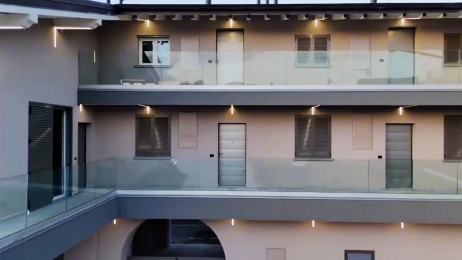 Corte interna con ballatoi del complesso residenziale Via Arici Telgate