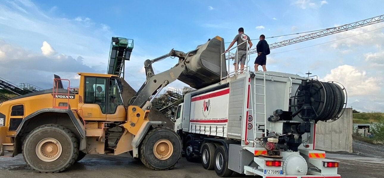 Cantiere in Italia — stesa e lisciatura di platea industriale, squadra Fratelli Kola