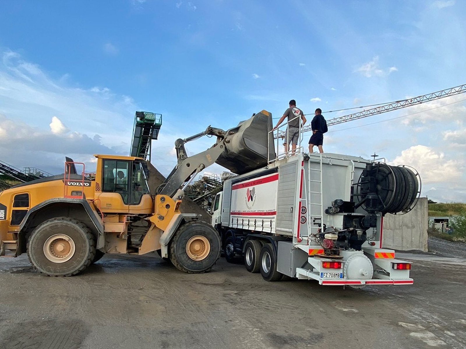 Cantiere in Italia — stesa e lisciatura di platea industriale, squadra Fratelli Kola