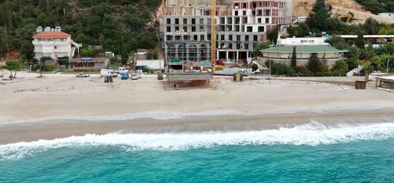 Dhërmi Hotel, Albania — cantiere fronte mare, massetti e pavimentazioni Fratelli Kola