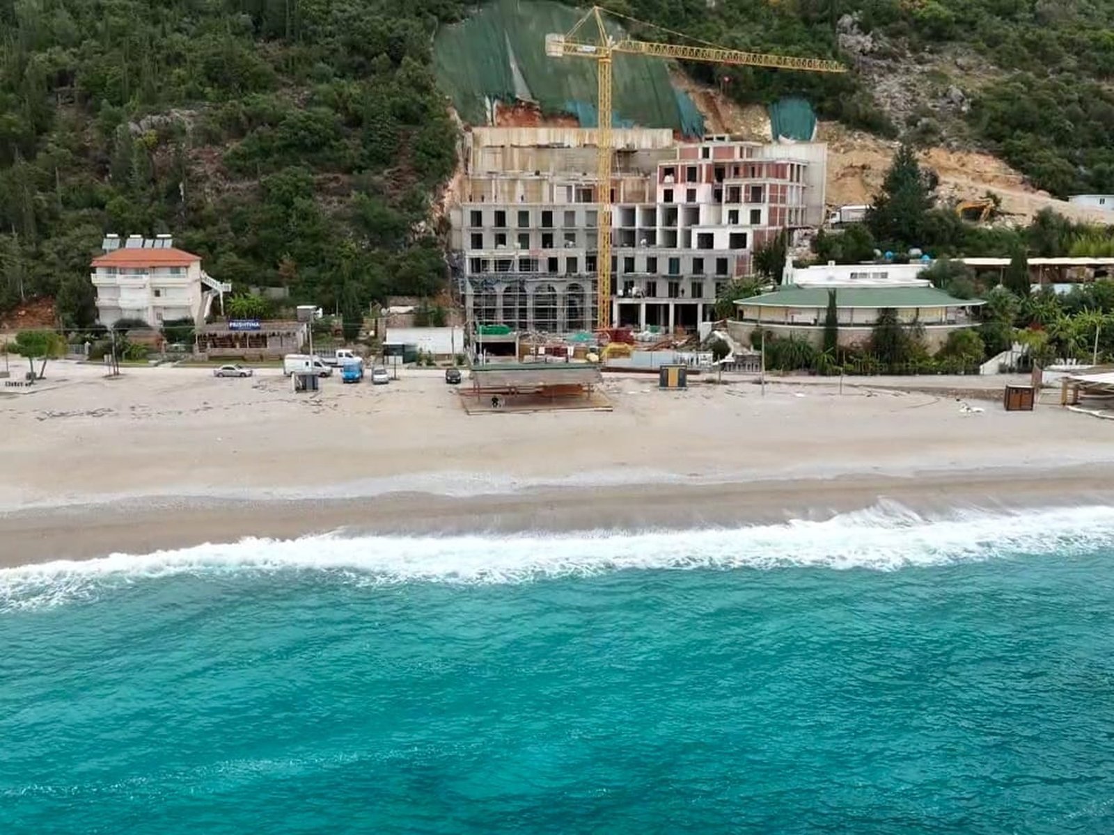 Dhërmi Hotel, Albania — cantiere fronte mare, massetti e pavimentazioni Fratelli Kola