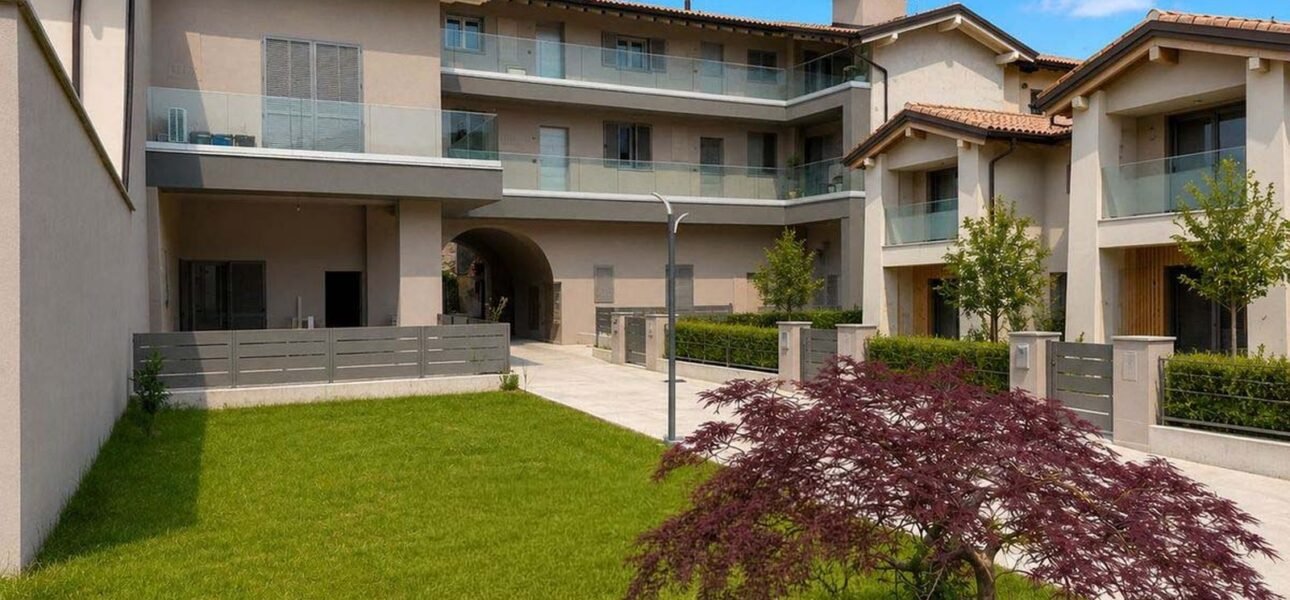 Trilocale al piano terra in Via Arici 35 a Telgate: la corte interna con prato, acero rosso e le unita affacciate sul verde