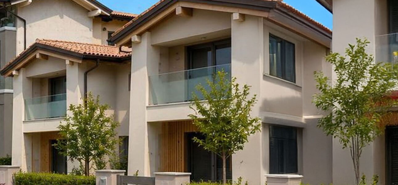 Villetta a schiera in Via Arici 35 a Telgate: portico con ingresso in legno, balcone con parapetto in vetro e giardino privato