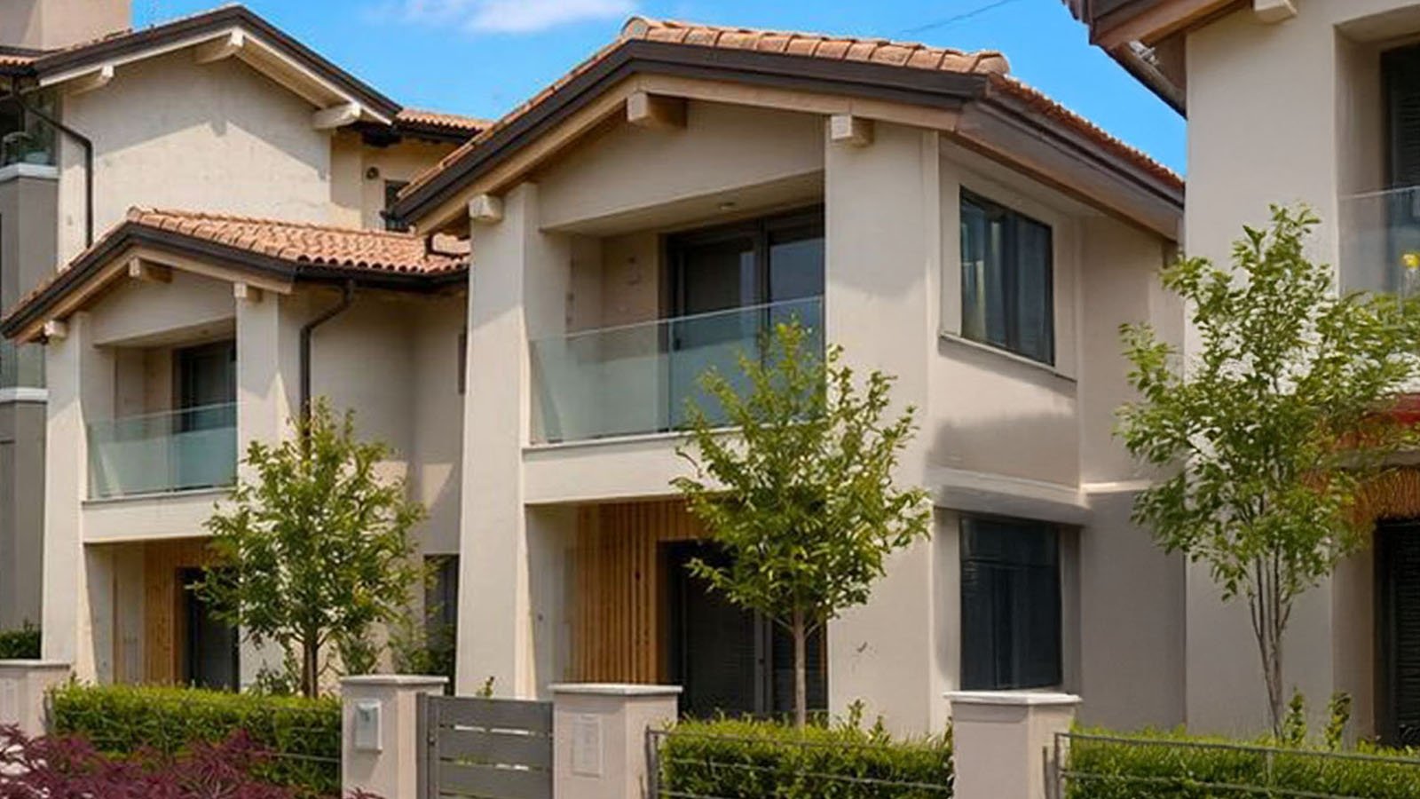 Villetta a schiera in Via Arici 35 a Telgate: portico con ingresso in legno, balcone con parapetto in vetro e giardino privato