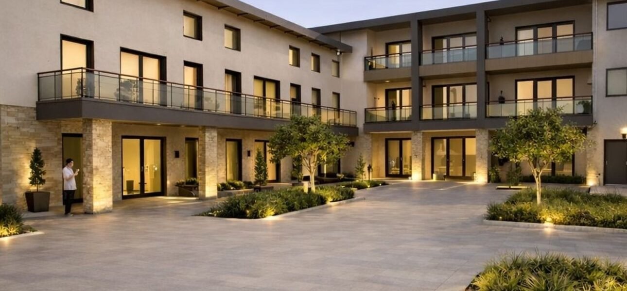 Corte interna della nuova residenza in Via Enrico Medi a Bolgare, al crepuscolo